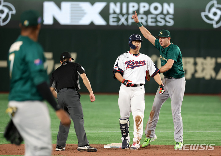 [도쿄=뉴시스] 김선웅 기자 = 9일 일본 도쿄돔에서 열린 월드베이스볼클래식(WBC) 2023 B조 호주와 대한민국의 경기, 7회말 강백호가 2루타 후 세레머니 중 발이 떨어져 아웃되고 있다. 2023.03.09. mangusta@newsis.com