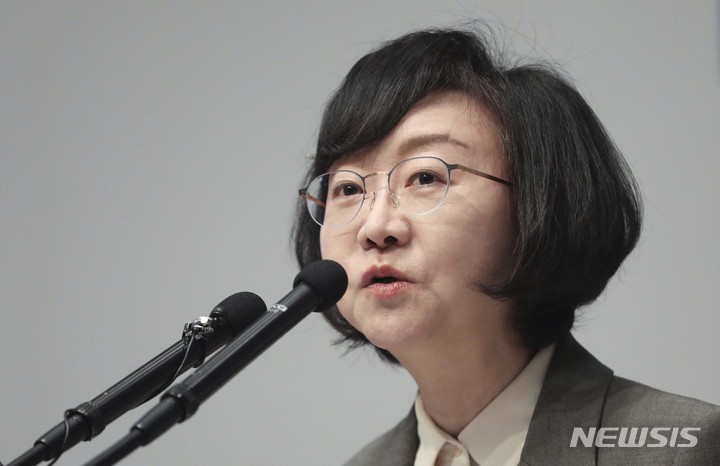[서울=뉴시스] 최진석 기자 = 오유경 식품의약품안전처 처장이 9일 서울 중구 한국프레스센터 국제회의장에서 열린 '한국제약바이오헬스케어연합회 제1차 포럼'에서 축사를 하고 있다. 2023.03.30. myjs@newsis.com