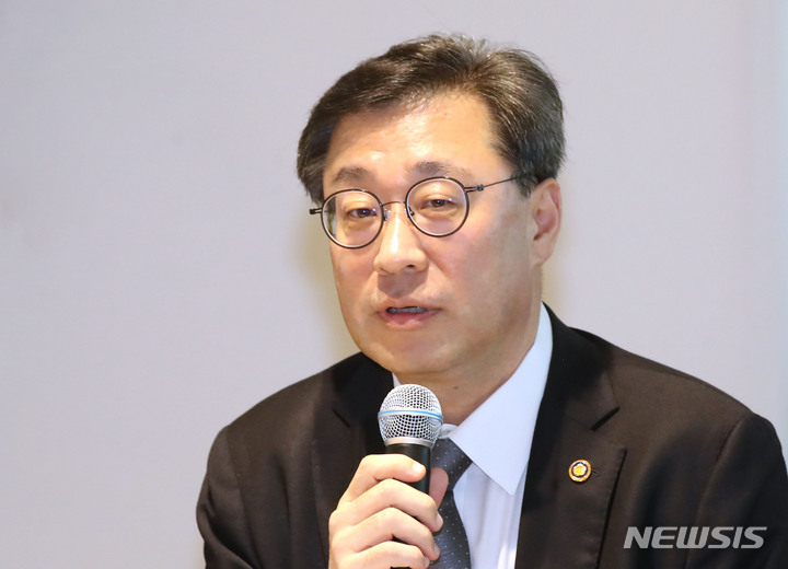 [서울=뉴시스] 조수정 기자 = 박윤규 과학기술정보통신부 제2차관이 9일 오후 경기 성남시 지란지교 시큐리티에서 열린 제3차 디지털 국정과제 연속현장간담회 '사이버보안 위협 증가, 국민과 함께하는 현장토론회'에서 인사말 하고 있다. 2023.03.09.chocrystal@newsis.com