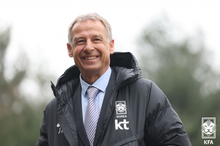 [서울=뉴시스] 김근수 기자 = 위르겐 클린스만 대한민국 축구대표팀 신임감독이 9일 오후 경기 파주시 국가대표 트레이닝센터(NFC)에서 훈련장을 살펴보고 있다. (사진= 대한축구협회 제공) 2023.03.09. photo@newsis.com *재판매 및 DB 금지