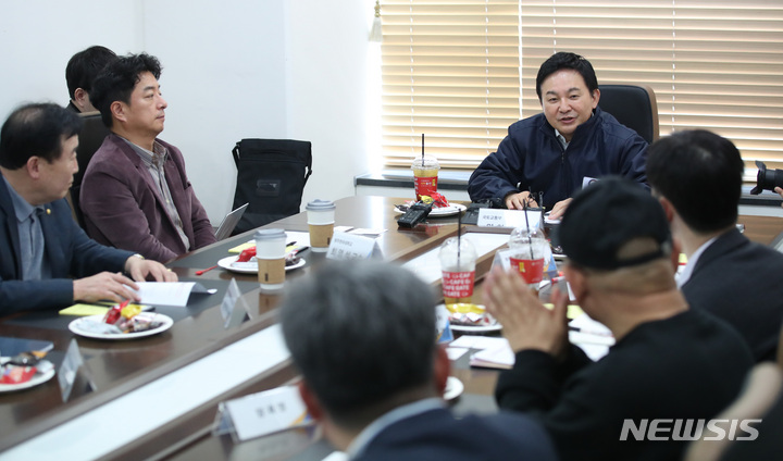 [서울=뉴시스] 김진아 기자 = 원희룡 국토교통부 장관이 9일 서울 강서구 서서울 모터리움에서 열린 중고차 허위매물 근절방안 간담회에서 피해현황 공유, 허위매물 근절 제도개선 방안 논의에 앞서 발언을 하고 있다. 2023.03.09. bluesoda@newsis.com