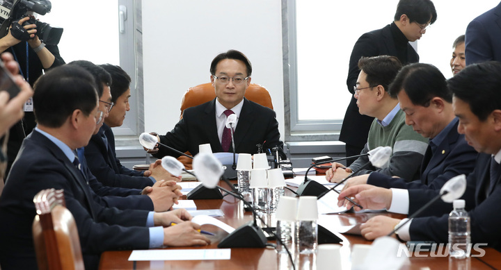 [서울=뉴시스] 전진환 기자 = 9일 오후 서울 여의도 국회에서 열린 정치개혁특별위원회 정치관계법개선소위원회에서 조해진 소위원장이 의사봉을 두드리고 있다. 2023.03.09. amin2@newsis.com