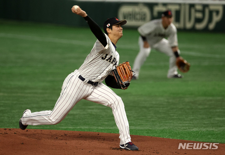 [도쿄=뉴시스] 김선웅 기자 = 9일 일본 도쿄돔에서 열린 월드베이스볼클래식(WBC) 2023 B조 일본과 중국의 경기, 1회초 일본 선발투수 오타니 쇼헤이가 역투하고 있다. 2023.03.09. mangusta@newsis.com