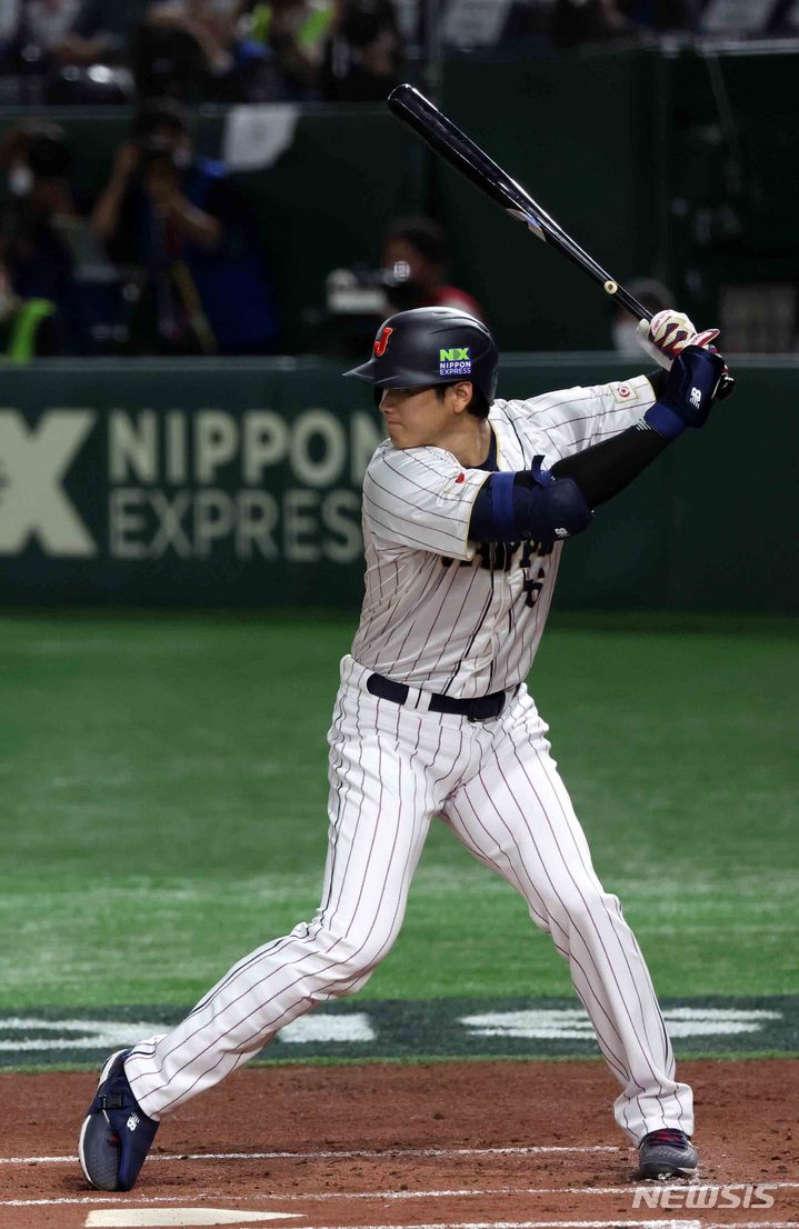 [도쿄=뉴시스] 김선웅 기자 = 9일 일본 도쿄돔에서 열린 월드베이스볼클래식(WBC) 2023 B조 일본과 중국의 경기, 1회말 일본 오타니 쇼헤이가 타격을 하고 있다. 2023.03.09. mangusta@newsis.com