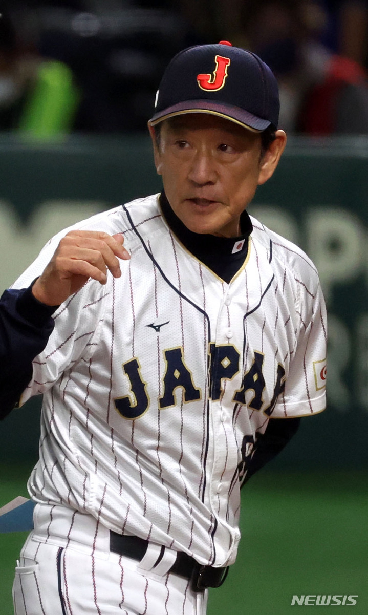 [도쿄=뉴시스] 김선웅 기자 = 9일 일본 도쿄돔에서 열린 월드베이스볼클래식(WBC) 2023 B조 일본과 중국의 경기, 일본 야구대표팀 구리야마 히데키 감독이 중국 감독과 인사를 나누고 있다. 2023.03.09. mangusta@newsis.com