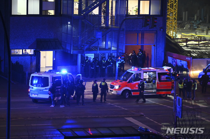 [함부르크(독일)= dpa. AP/뉴시스] 독일의 함부르크시 부근의 그로스 보르스텔 구역에서 9일 밤(현지시간) 한 교회안에서 총격사건이 발생해 무장경찰관과 구급대가 현장 부근에 대기하고 있다.  