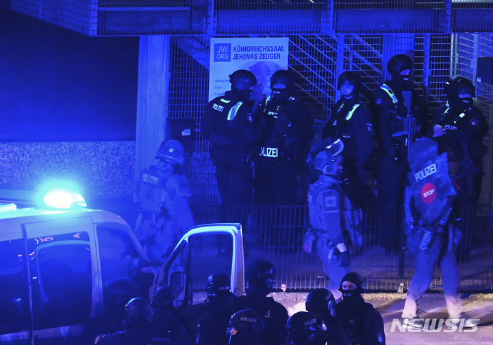 [함부르크(독일)= dpa. AP/뉴시스] 독일의 함부르크시 부근의 그로스 보르스텔 구역에서 9일 밤(현지시간) 한 교회안에서 총격사건이 발생해 무장경찰관과 구급대가 현장 부근에 대기하고 있다.  