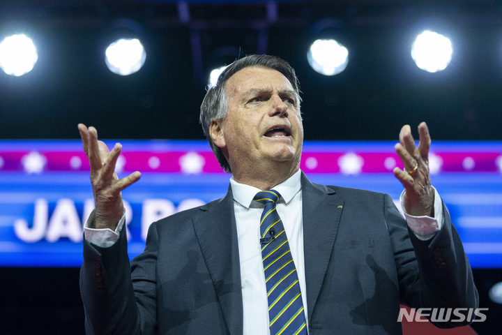 [옥슨힐=AP/뉴시스]24일(현지시간) CNN브라질 등 외신에 따르면 대선 불복 폭동을 선동했다는 의혹 등을 받는 자이르 보우소나루 브라질 전 대통령은 오는 30일, 머물고 있던 미국에서 브라질로 귀국할 예정이다. 사진은 자이르 보우소나루 브라질 전 대통령이 지난 4일 메릴랜드주 옥슨힐에서 열린 CPAC 2023 보수당 정치 행동 회의에서 연설하는 모습. 2023.03.04