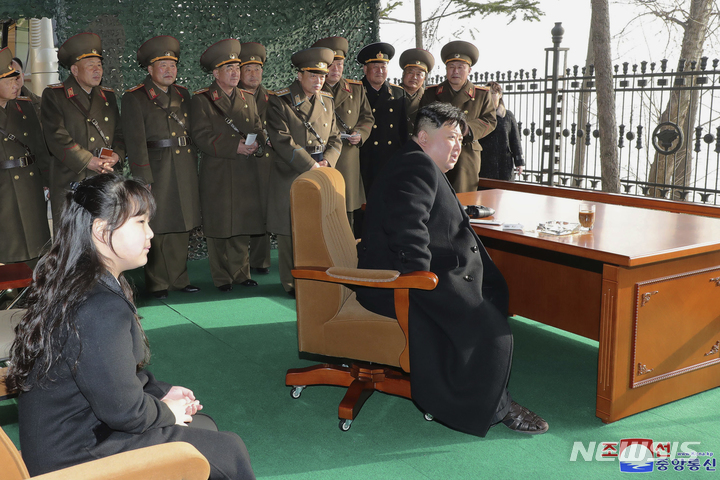 [평양=AP/뉴시스] 북한 조선중앙통신이 제공한 사진에 김정은(오른쪽) 북한 국무위원장이 딸 주애와 함께 9일 서부전선의 화성포병부대를 현지지도한 후 화력습격훈련을 참관하고 있다. 2023.03.10.