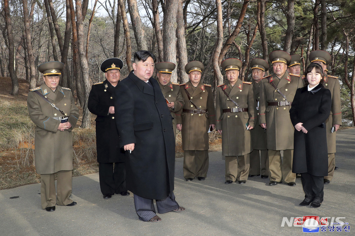 [평양=AP/뉴시스] 북한 조선중앙통신이 제공한 사진에 김정은(오른쪽) 북한 국무위원장이 딸 주애와 함께 9일 서부전선의 화성포병부대를 현지지도하고 있다. 2023.03.10.