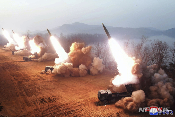 [평양=AP/뉴시스] 북한 조선중앙통신이 제공한 사진에 9일 서부전선의 화성포병부대가 화력습격훈련을 시행해 전술유도무기를 동시 발사하고 있다. 2023.03.10.