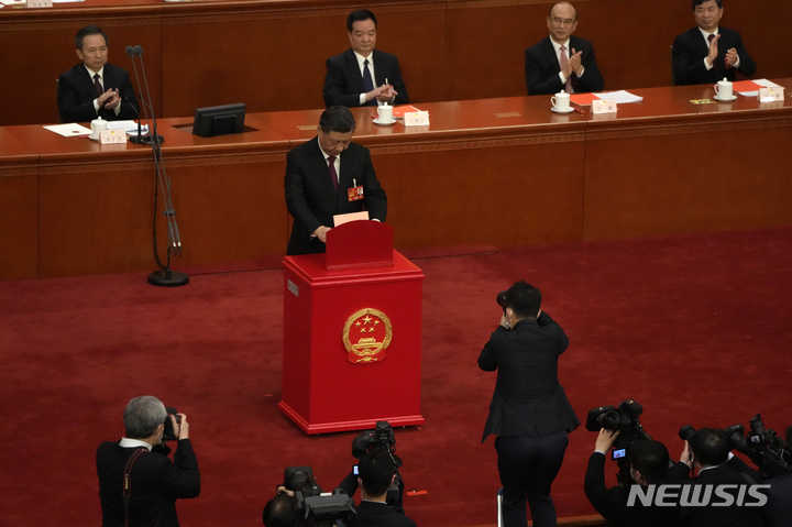 [베이징=AP/뉴시스] 전국인민대표대회(전인대) 14기 1차 회의 제3차 전체회의가 10일 베이징 인민대회당에서 열린 가운데 시진핑 국가주석이 투표를 진행하고 있다. 2023.03.10