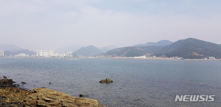 [창원=뉴시스] 홍정명 기자 = 송도 뒤쪽에서 바라만 창원 진동면 광암해수욕장 일대.2023.03.10. hjm@newsis.com