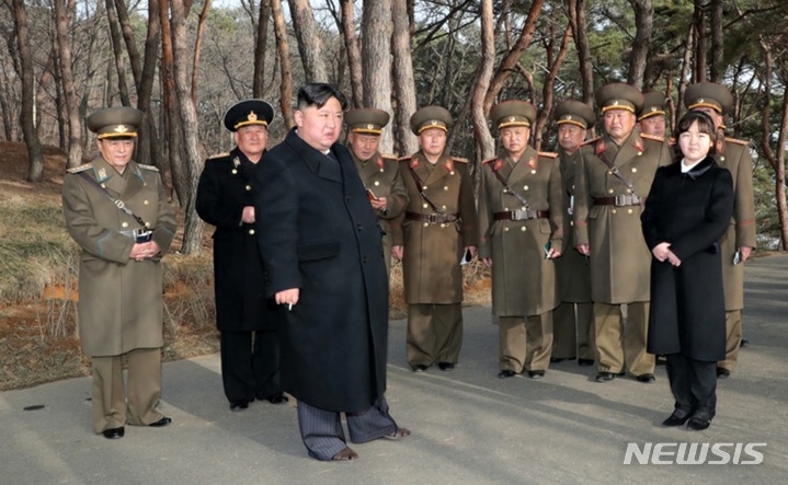 [서울=뉴시스] 김정은 북한 국무위원장이 9일 서부전선 화성포병부대의 화력습력훈련을 현지지도했다고 노동신문이 10일 밝혔다. (사진=노동신문 캡처) 2023.03.10
