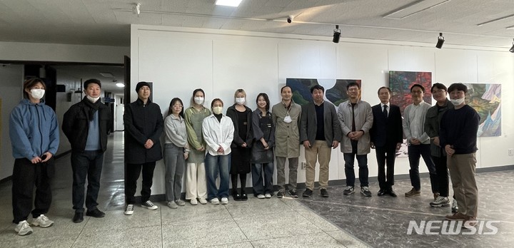 [창원=뉴시스] 창원대학교 52호관 4층 로비에 조성된 전시공간 ‘화공아트스퀘어’ 오픈식.(사진=창원대학교 제공) 2023.03.10. photo@newsis.com