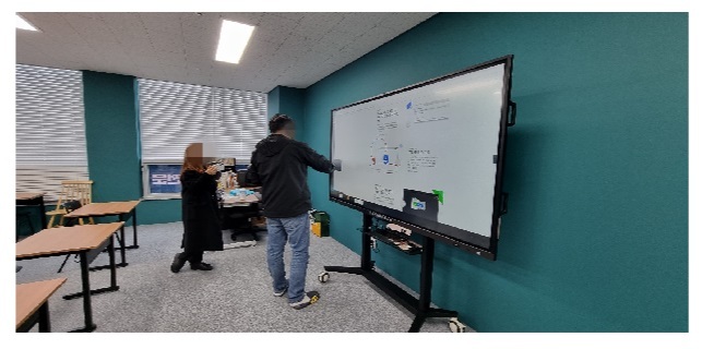 [서울=뉴시스] 학원에서 전자칠판을 활용하고 있는 모습. (사진=현대아이티 제공) 2023.03.11. photo@newsis.com *재판매 및 DB 금지