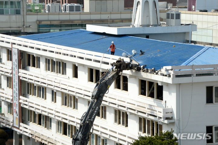 [청주=뉴시스] 조성현 기자 = 10일 오후 충북 청주시 상당구 북문로 옛 시청사 본관동 건물이 철거되고 있다. 2023.03.10. jsh0128@newsis.com 