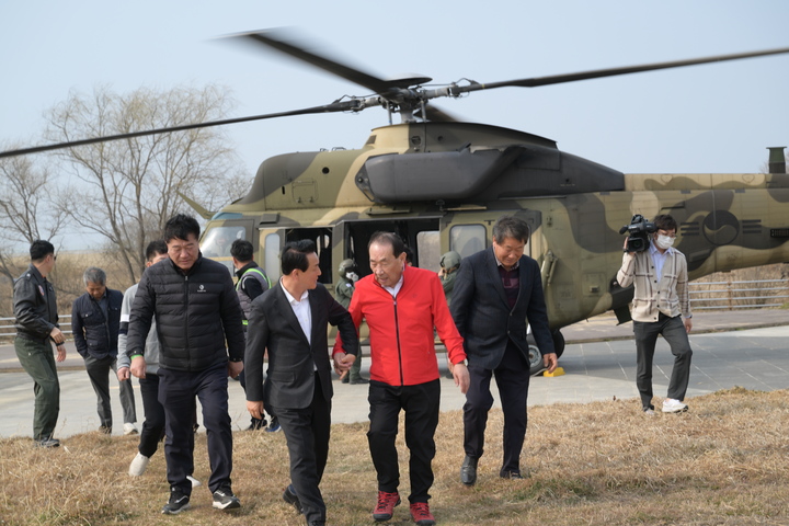 지난 8일 개막한 논산 딸기축제 기간 중 열린 헬기 탑승체험 프로그램에 백성현 논산시장이 체험 행사를 갖고 있다. 2023. 03. 10 논산시 *재판매 및 DB 금지