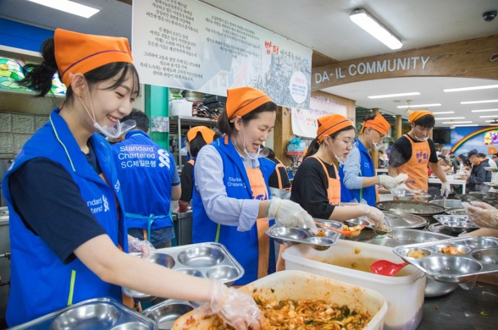 SC제일은행 임직원이 경로급식 봉사활동을 하고 있다. *재판매 및 DB 금지