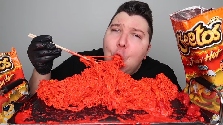 [서울=뉴시스]미국 유튜버 '니코카도 아보카도'는 극단적인 먹방을 주 콘텐츠로 삼는다. (사진=니코카도 아보카도 채널 영상 캡처) 2023.03.10. photo@newsis.com *재판매 및 DB 금지