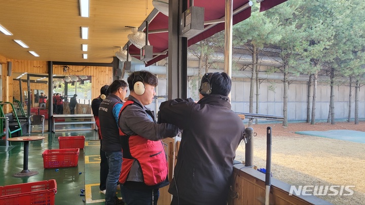 [화성=뉴시스] 클레이사격을 체험중인 모습 