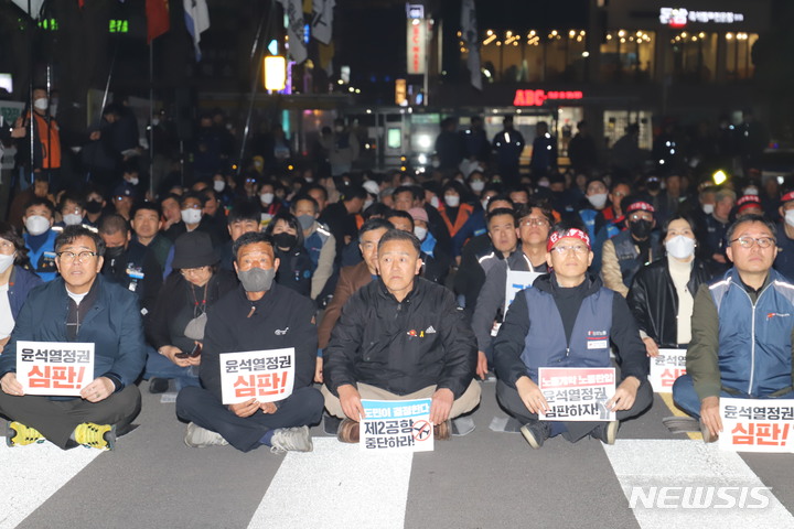 [제주=뉴시스] 오영재 기자 = 민주노총 제주본부 등 제주도 내 8개 시민사회단체가 10일 오후 제주시청 앞에서 제주 3·10 총파업 76주년 정신계승 민중대회를 하고 있다. 2023.03.10. oyj4343@newsis.com 