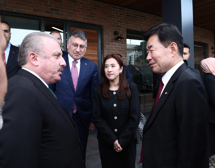 [서울=뉴시스] 추상철 기자 = 김진표 국회의장이 9일(현지시간) 튀르키예 이스탄불에서 무스타파 쉔톱 튀르키예 국회의장과 대화하고 있다. (사진= 국회의장실 제공) 2023.03.10. photo@newsis.com *재판매 및 DB 금지