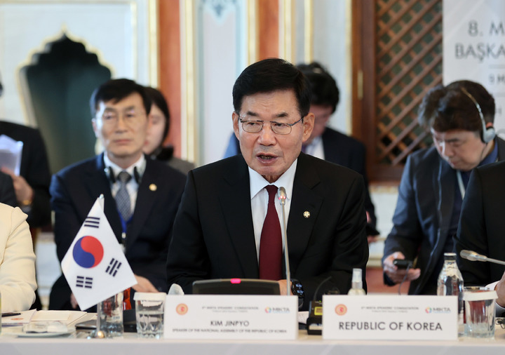 [서울=뉴시스] 추상철 기자 = 김진표 국회의장이 9일(현지시간) 튀르키예 이스탄불에서 열린 제8회 믹타(MIKTA) 국회의장회의에 참석해 발언하고 있다. (사진= 국회의장실 제공) 2023.03.10. photo@newsis.com *재판매 및 DB 금지