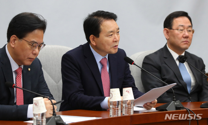 [서울=뉴시스] 추상철 기자 = 성일종 국민의힘 정책위의장이 지난 10일 오전 서울 여의도 국회에서 열린 원내대책회의에 참석해 발언하고 있다. 2023.03.10. scchoo@newsis.com