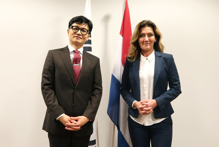 [서울=뉴시스] 한동훈 법무부 장관이 9일(현지시간) 네덜란드 헤이그 이민정책 주무부처인 법무안전부를 방문해 딜런 예실괴즈 제거리우스(Dilan Yeilgz-Zegerius) 법무안전부 장관과 기념촬영을 하고 있다. (사진=법무부 제공) 2023.03.10. photo@newsis.com *재판매 및 DB 금지