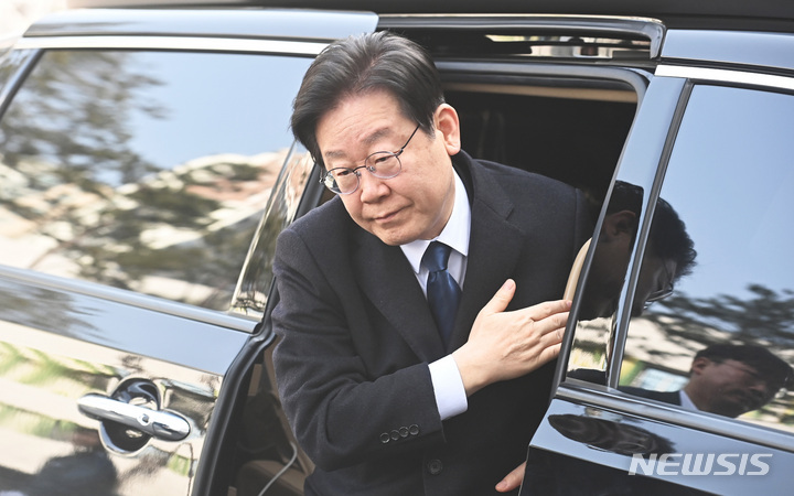 [수원=뉴시스] 김종택 기자 = 이재명 더불어민주당 대표가 10일 오전 경기도 수원시 영통구 경기도의회에서 열린 '국민 속으로 경청투어' 현장 최고위원회의에 참석하고 있다. 2023.03.10. jtk@newsis.com