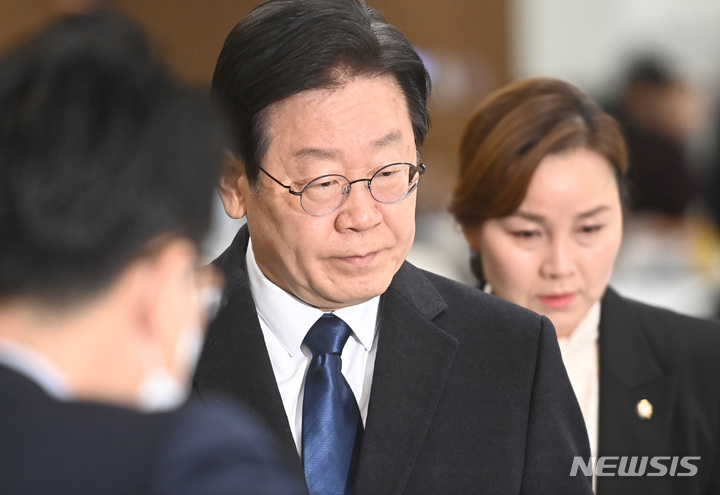 [수원=뉴시스] 김종택 기자 = 이재명 더불어민주당 대표가 10일 오전 경기도 수원시 영통구 경기도의회에서 열린 '국민 속으로 경청투어' 현장 최고위원회의에 참석하고 있다. 2023.03.10. jtk@newsis.com