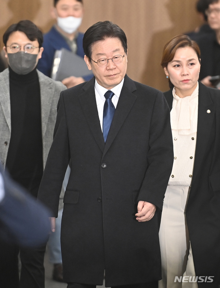 [수원=뉴시스] 김종택 기자 = 이재명 더불어민주당 대표가 10일 오전 경기도 수원시 영통구 경기도의회에서 열린 '국민 속으로 경청투어' 현장 최고위원회의에 참석하고 있다. 2023.03.10. jtk@newsis.com