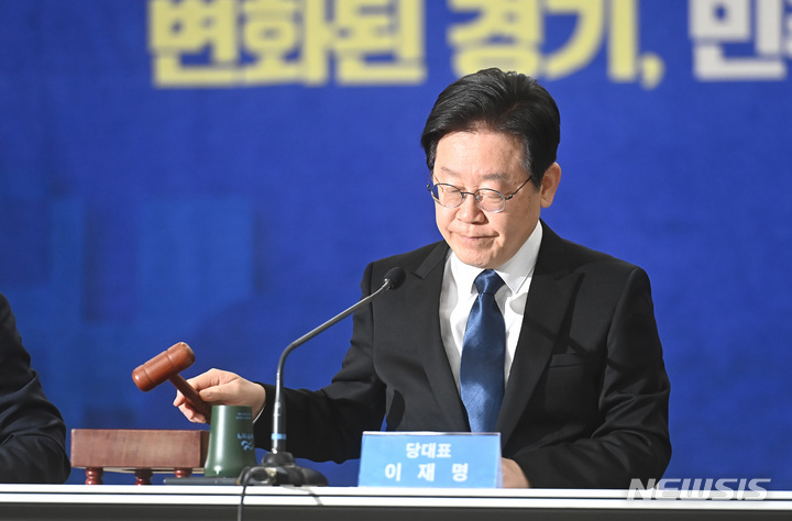 [수원=뉴시스] 김종택 기자 = 이재명 더불어민주당 대표가 10일 오전 경기도 수원시 영통구 경기도의회에서 열린 '국민 속으로 경청투어' 현장 최고위원회의에 참석해 의사봉을 두드리고 있다. 2023.03.10. jtk@newsis.com