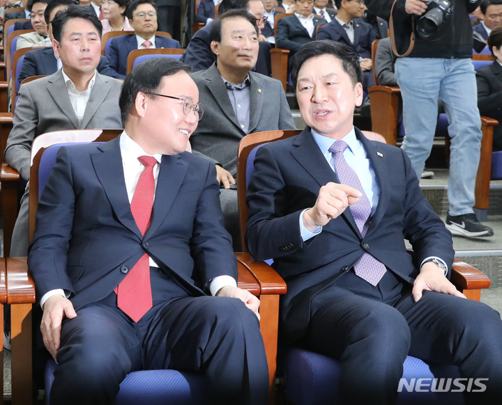 [서울=뉴시스] 전진환 기자 = 김기현 국민의힘 신임 당대표가 지난 10일 오전 서울 여의도 국회에서 열린 정책의원총회에서 인사말을 마친 후 주호영 원내대표와 악수하고 있다. 2023.03.10. amin2@newsis.com