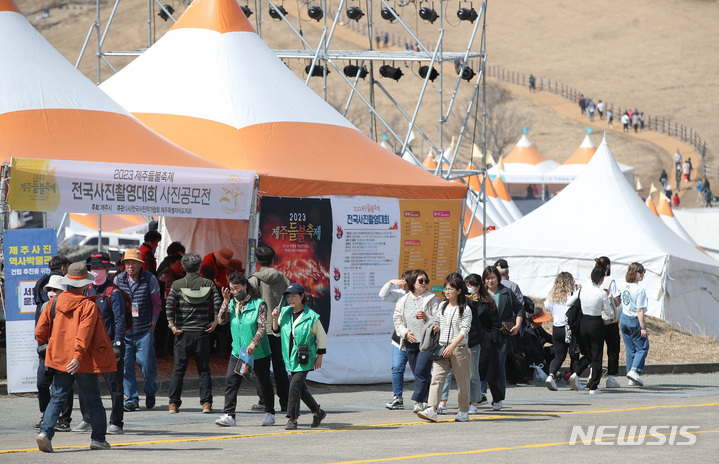 [제주=뉴시스] 우장호 기자 = 제주시 애월읍 봉성리 새별오름을 찾은 관광객들. 2023.03.10. woo1223@newsis.com