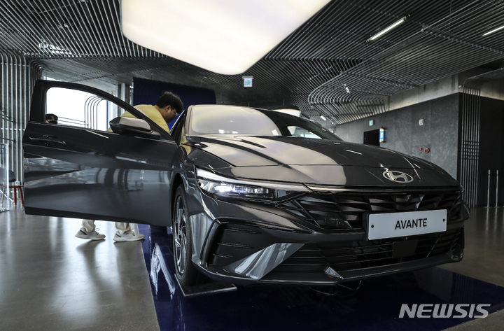 [서울=뉴시스] 김근수 기자 = 현대자동차는 지난 27일 준중형 세단 '더 뉴 아반떼' 공개한 가운데 2020년 4월 출시 이후 3년 만에 부분변경한 모델로 기존 모델보다 디자인 완성도를 한 단계 끌어 올렸다고 밝혔다. 사진은 지난 10일 오전 서울시 강남구 현대 모터스튜디오 서울에서 한 관계자가 '더 뉴 아반떼'를 살펴보고 있다. 2023.03.13. ks@newsis.com