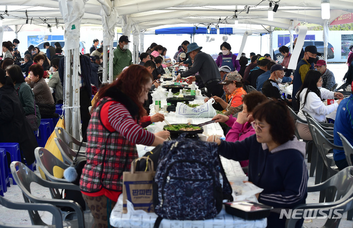 [대구=뉴시스] 이무열 기자 = 미나리·삼겹살 소비촉진 행사가 열린 10일 오후 대구 달서구 옛 두류정수장에서 시민들이 구매한 미나리와 삼겹살을 즉석에서 구워 맛보고 있다. 대구시는 최근 기온 상승으로 미나리 홍수출하 어려움을 겪는 미나리 재배농가를 돕기 위해 3일간 두류정수장에서 행사를 진행한다. 2023.03.10. lmy@newsis.com