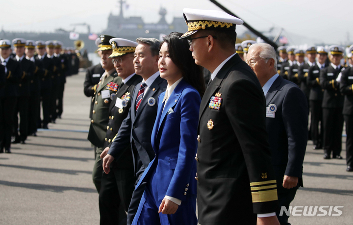 [창원=뉴시스] 전신 기자 = 윤석열 대통령 부인 김건희 여사가 10일 경남 창원 진해구 해군사관학교에서 열린 제77기 졸업 및 임관식에 입장하고 있다. 2023.03.10. photo1006@newsis.com