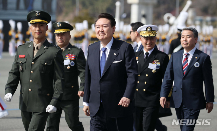 [창원=뉴시스] 전신 기자 = 윤석열 대통령이 10일 경남 창원 진해구 해군사관학교에서 열린 제77기 졸업 및 임관식에 입장하고 있다. 2023.03.10. photo1006@newsis.com