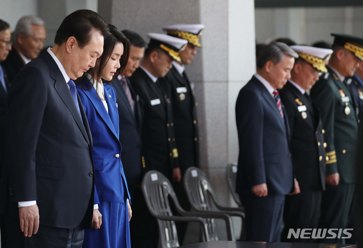 [창원=뉴시스] 전신 기자 = 윤석열 대통령과 부인 김건희 여사가 10일 경남 창원 진해구 해군사관학교에서 열린 제77기 졸업 및 임관식에서 순국선열과 호국영령에 대한 묵념을 하고 있다. 2023.03.10. photo1006@newsis.com