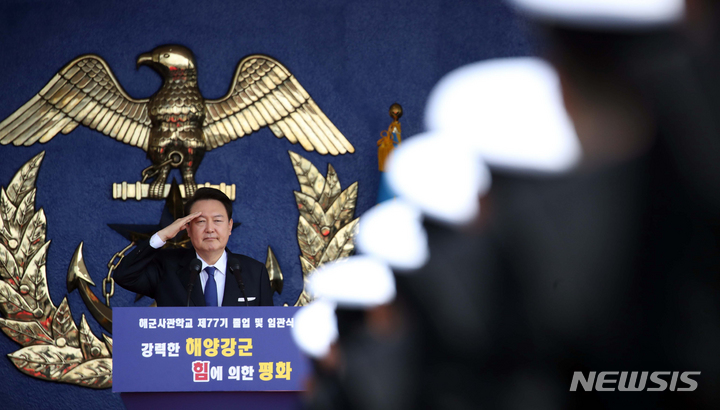 [창원=뉴시스] 전신 기자 = 윤석열 대통령이 10일 경남 창원 진해구 해군사관학교에서 열린 제77기 졸업 및 임관식에서 졸업생들의 경례에 거수경례로 답하고 있다. 2023.03.10. photo1006@newsis.com