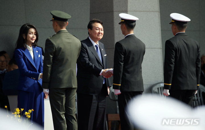 [창원=뉴시스] 전신 기자 = 윤석열 대통령과 부인 김건희 여사가 10일 경남 창원 진해구 해군사관학교에서 열린 제77기 졸업 및 임관식에서 임관 장교를 격려하고 있다. 2023.03.10. photo1006@newsis.com