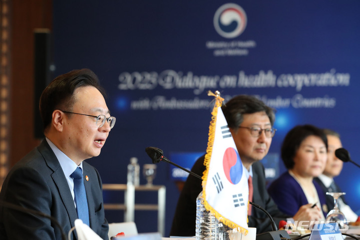 [서울=뉴시스] 권창회 기자 = 조규홍 보건복지부 장관이 지난 10일 오후 서울 중구 웨스틴조선호텔에서 열린 보건협력을 위한 주한 걸프협력회의(GCC) 대사 간담회에서 인사말을 하고 있다. 2023.03.24. kch0523@newsis.com