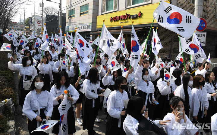 [광주=뉴시스] 변재훈 기자 = 10일 오후 광주 남구 수피아여자고등학교 교문을 나선 학생·시민들이 104년 전 펼쳐졌던 광주 3·10만세운동을 재현하고 있다. 2023.03.10. wisdom21@newsis.com