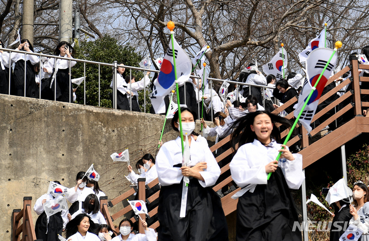 [광주=뉴시스] 변재훈 기자 = 10일 오후 광주 남구 수피아여자고등학교 교정에서 2학년 학생들이 104년 전 펼쳐졌던 광주 3·10만세운동을 재현하고 있다. 2023.03.10. wisdom21@newsis.com