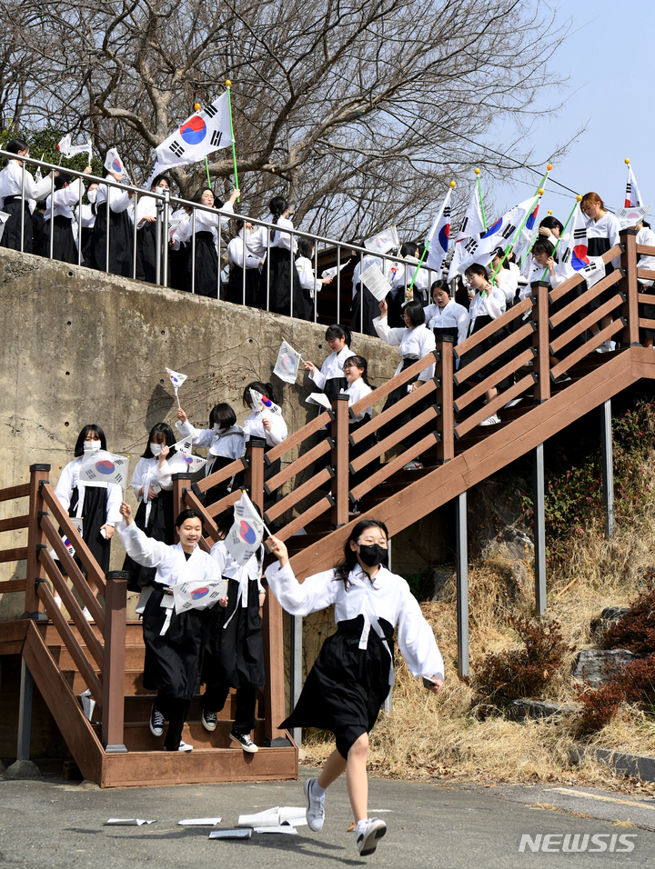 [광주=뉴시스] 변재훈 기자 = 10일 오후 광주 남구 수피아여자고등학교 교정에서 2학년 학생들이 104년 전 펼쳐졌던 광주 3·10만세운동을 재현하고 있다. 2023.03.10. wisdom21@newsis.com