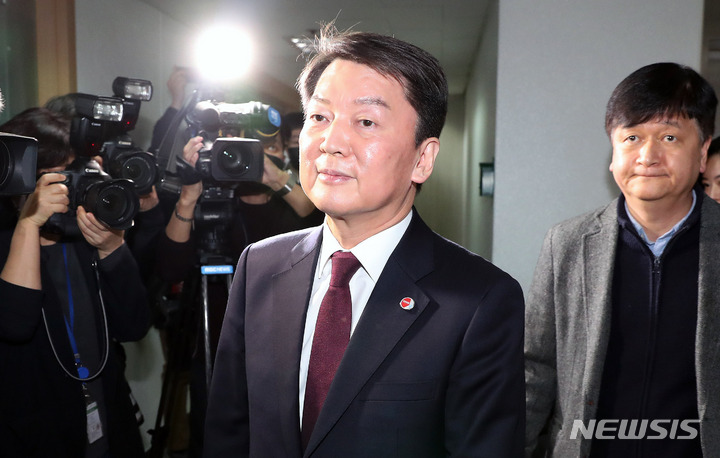 [서울=뉴시스] 추상철 기자 = 안철수 국민의힘 의원이 10일 오후 서울 여의도 캠프 사무실에서 전당대회 캠프 해단식에 참석하고 있다. 2023.03.10. scchoo@newsis.com