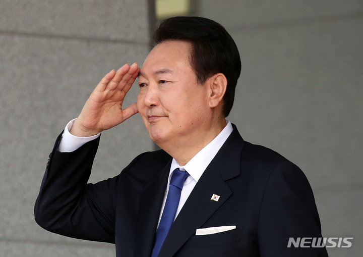 [창원=뉴시스] 전신 기자 = 윤석열 대통령이 지난 10일 경남 창원 진해구 해군사관학교에서 열린 제77기 졸업 및 임관식에서 거수경례를 하고 있다. 2023.03.10. photo1006@newsis.com