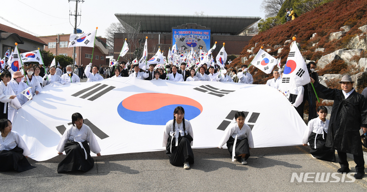 [광주=뉴시스] 변재훈 기자 = 10일 오후 광주 남구 수피아여자고등학교 교문을 나선 학생·시민들이 104년 전 펼쳐졌던 광주 3·10만세운동을 재현하고 있다. 2023.03.10. wisdom21@newsis.com